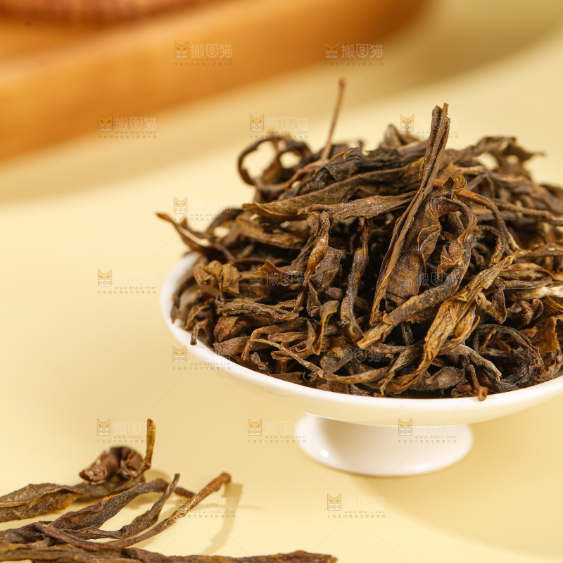 浅底上冲泡的茶叶水