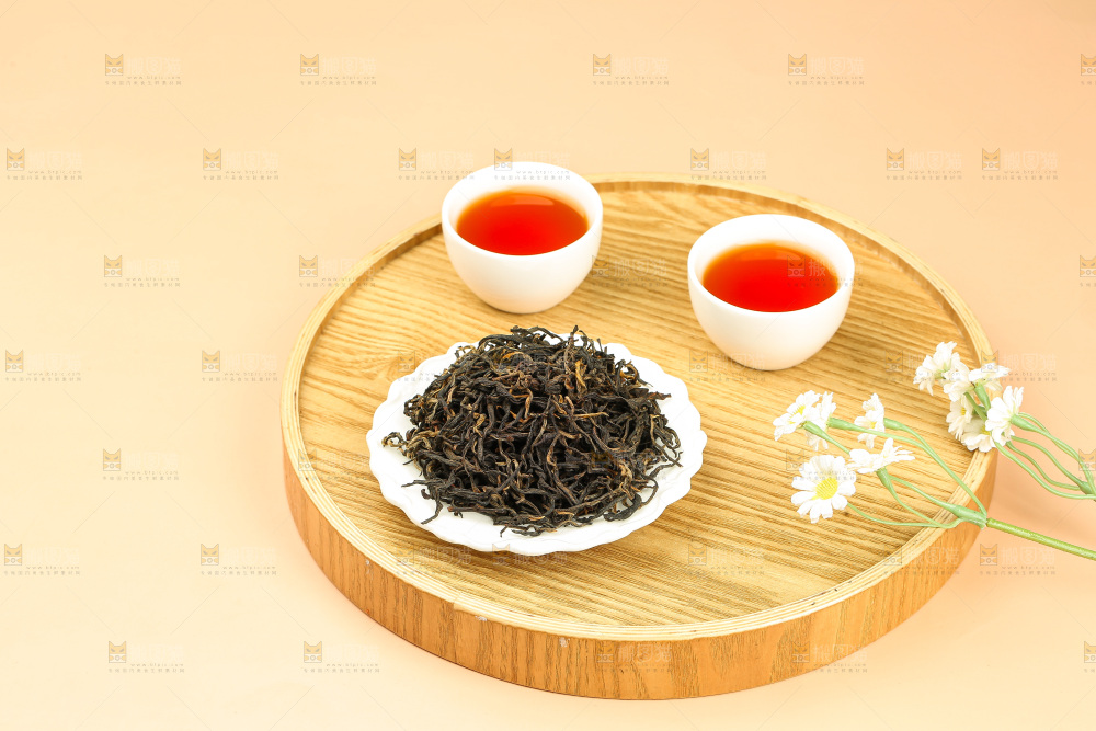 浅底上的有机红茶
