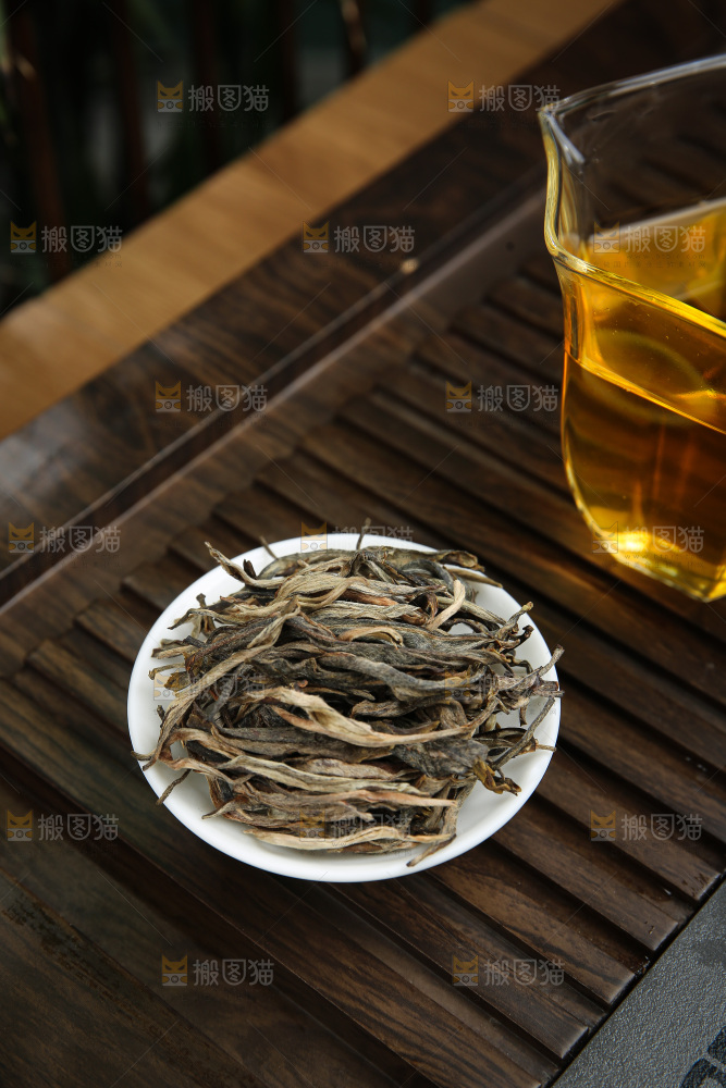 深底上的生普茶