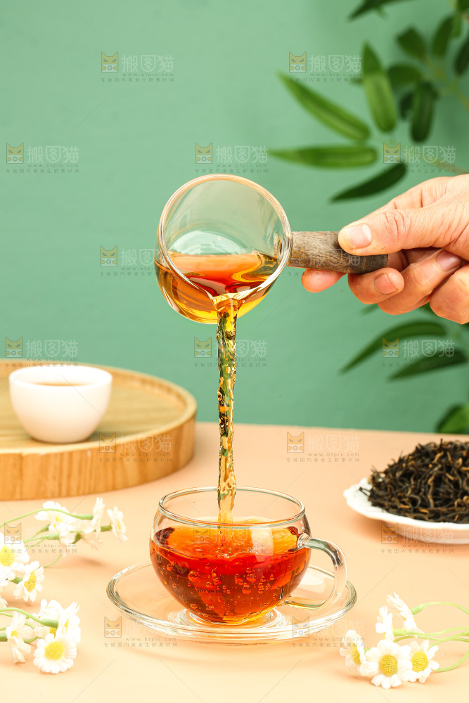 浅底上冲泡好的机红茶