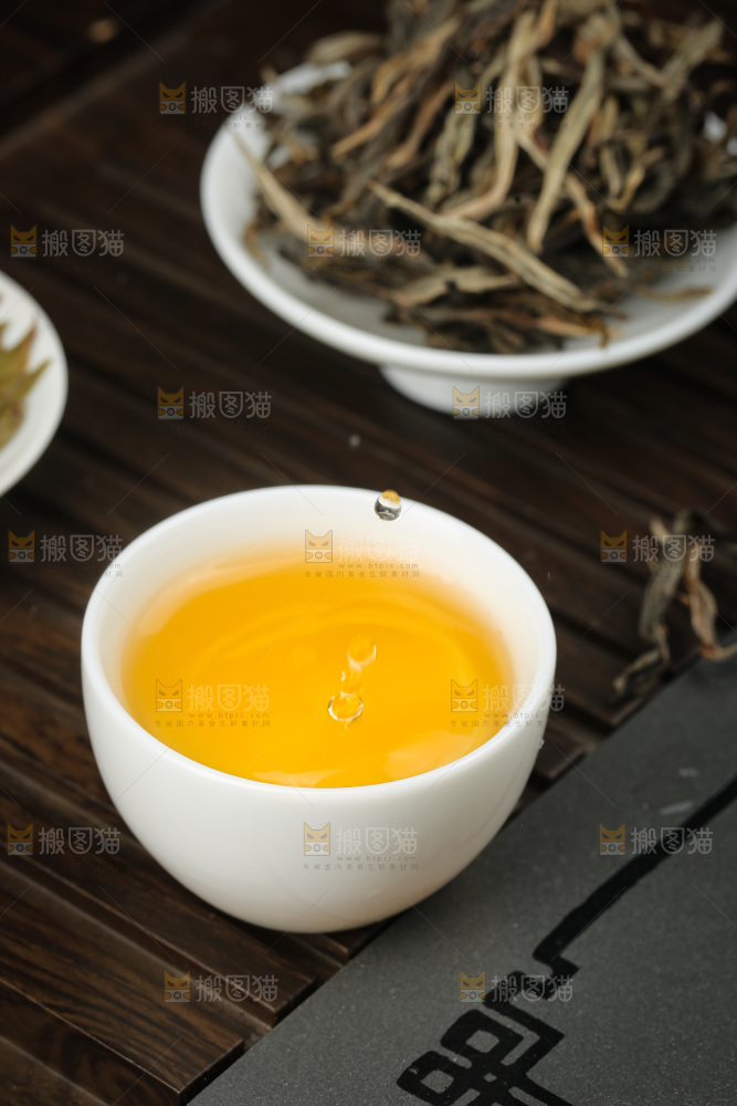 深底上的生普茶