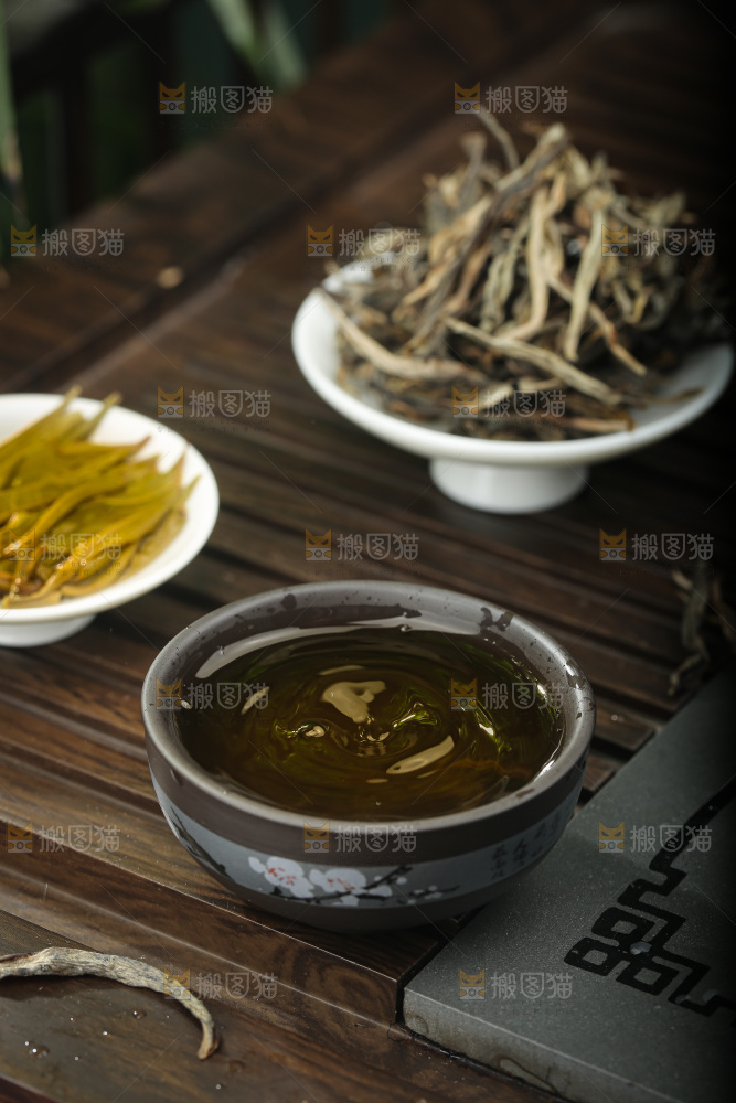 深底上的生普茶