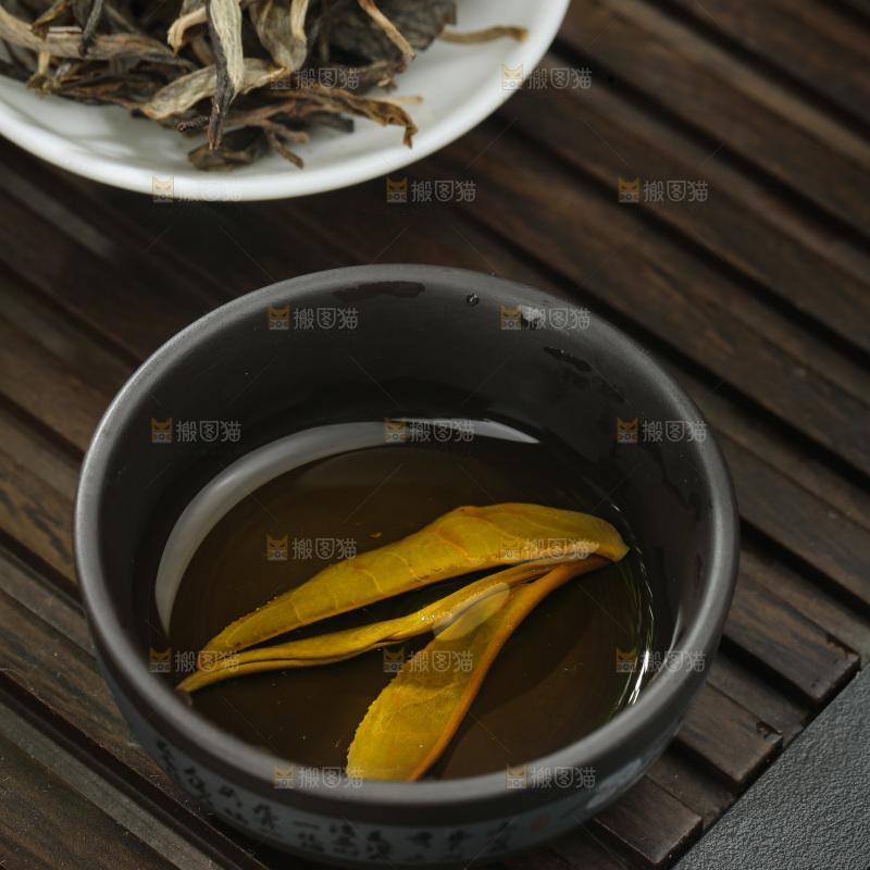 深底上的生普茶