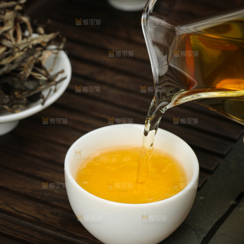 深底上的生普茶