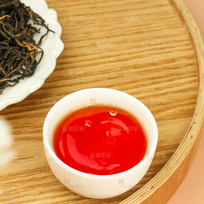 浅底上冲泡好的机红茶