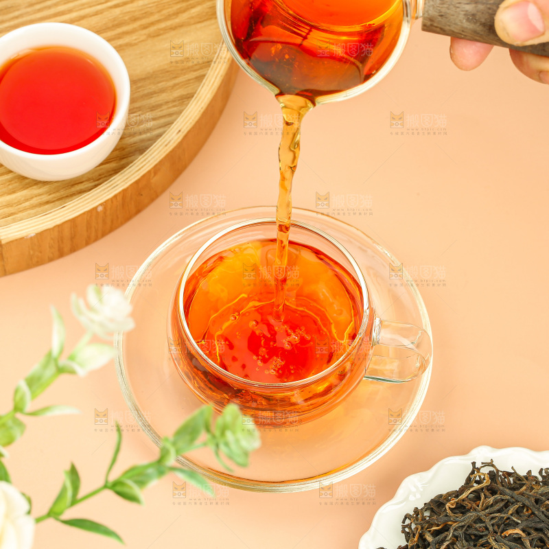 浅底上冲泡好的机红茶