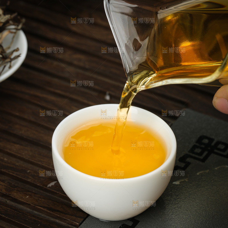 深底上的生普茶