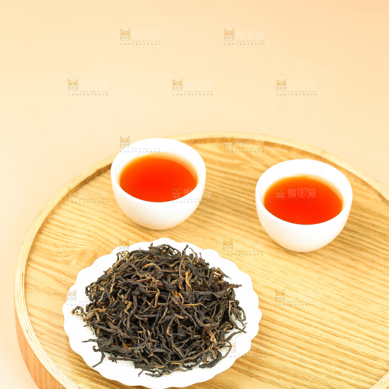 浅底上冲泡好的机红茶