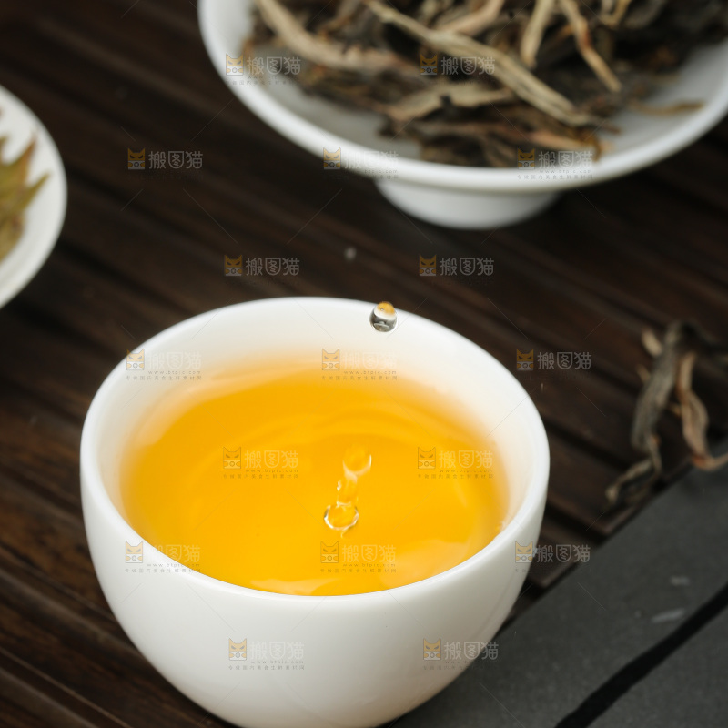 深底上的生普茶