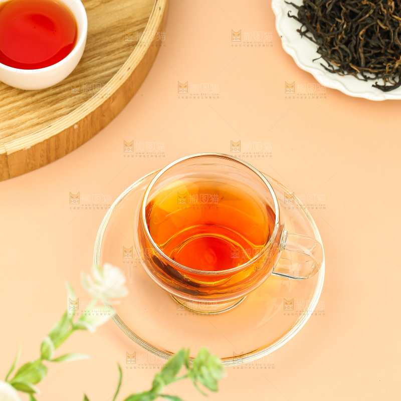 浅底上冲泡好的机红茶