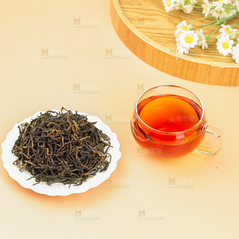 浅底上冲泡好的机红茶
