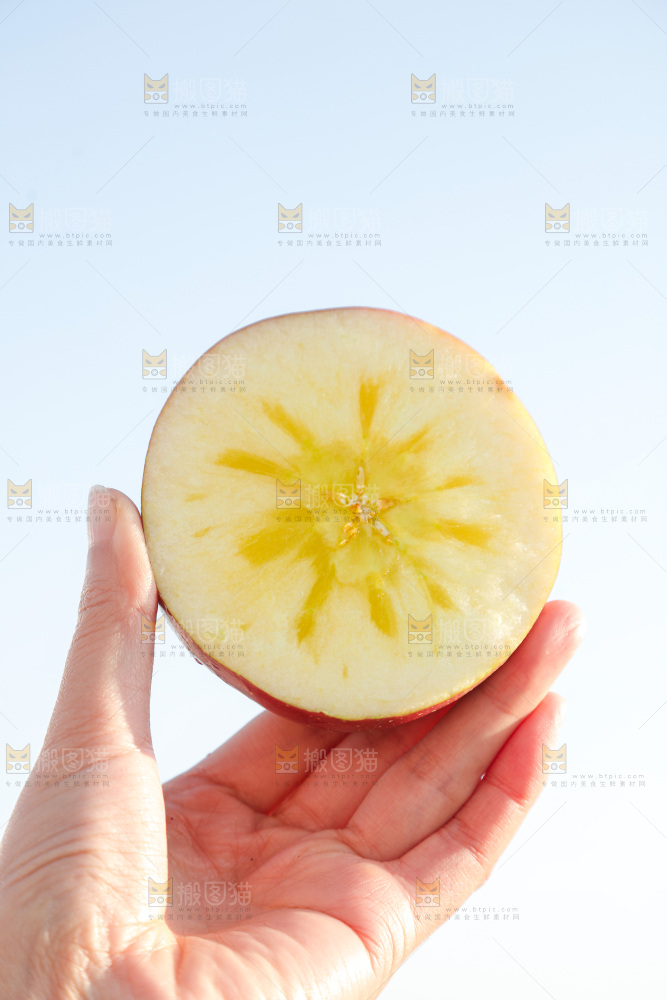 手里拿着丑苹果