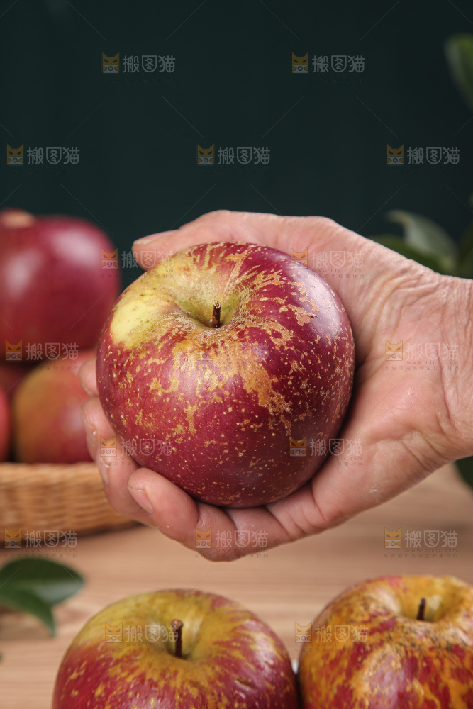 深底上手里拿着丑苹果