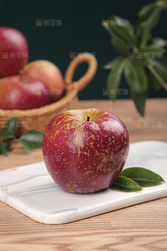 深底上的丑苹果