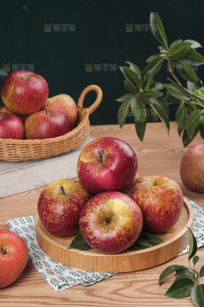 深底上的丑苹果