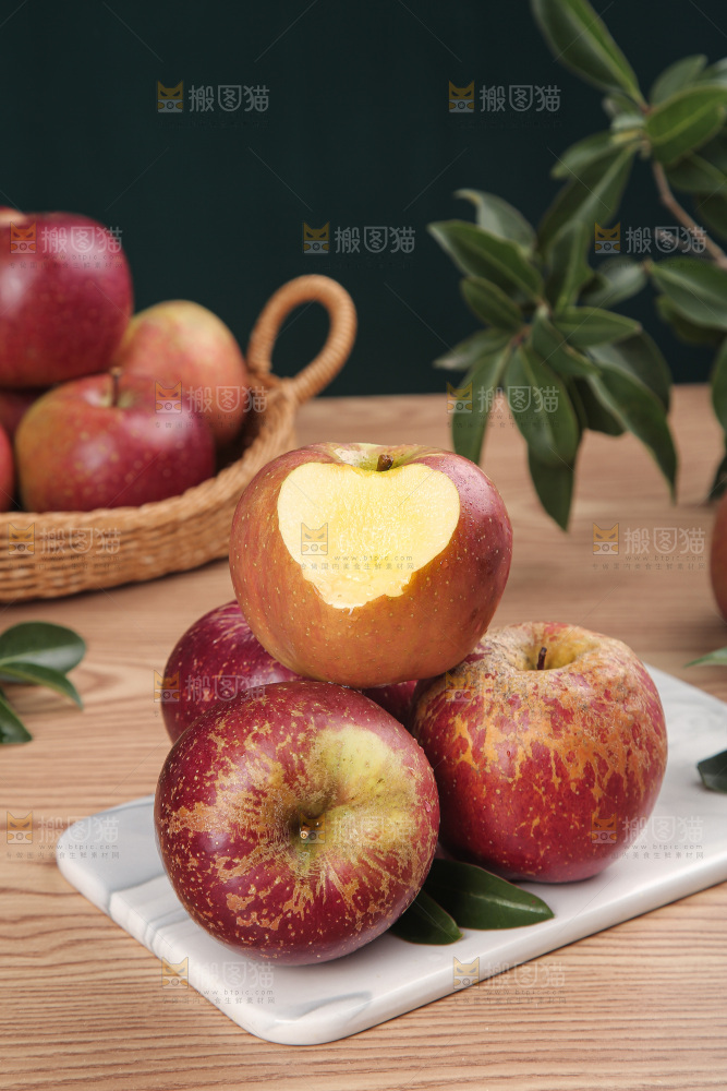 深底上的丑苹果