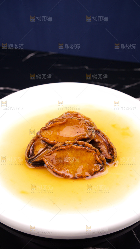 盘子里装的鲍鱼海参菜品