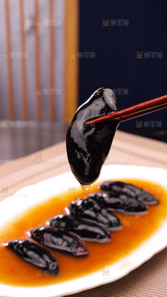 盘子里装的鲍鱼海参菜品