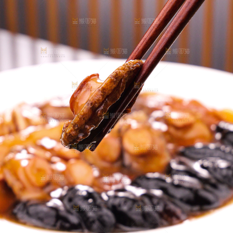 盘子里装的鲍鱼海参菜品