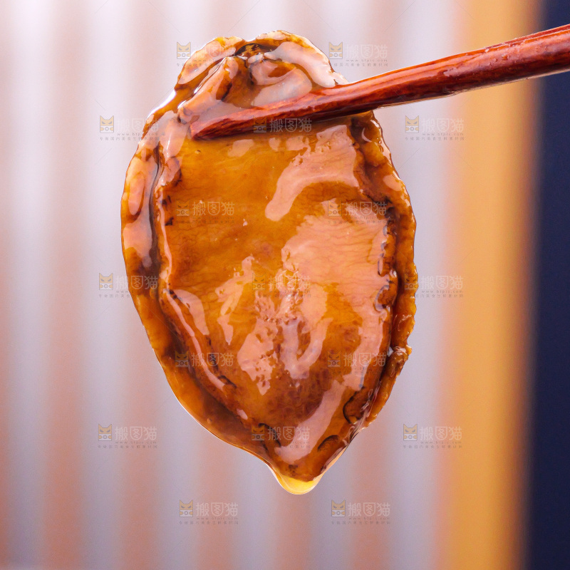 盘子里装的鲍鱼海参菜品