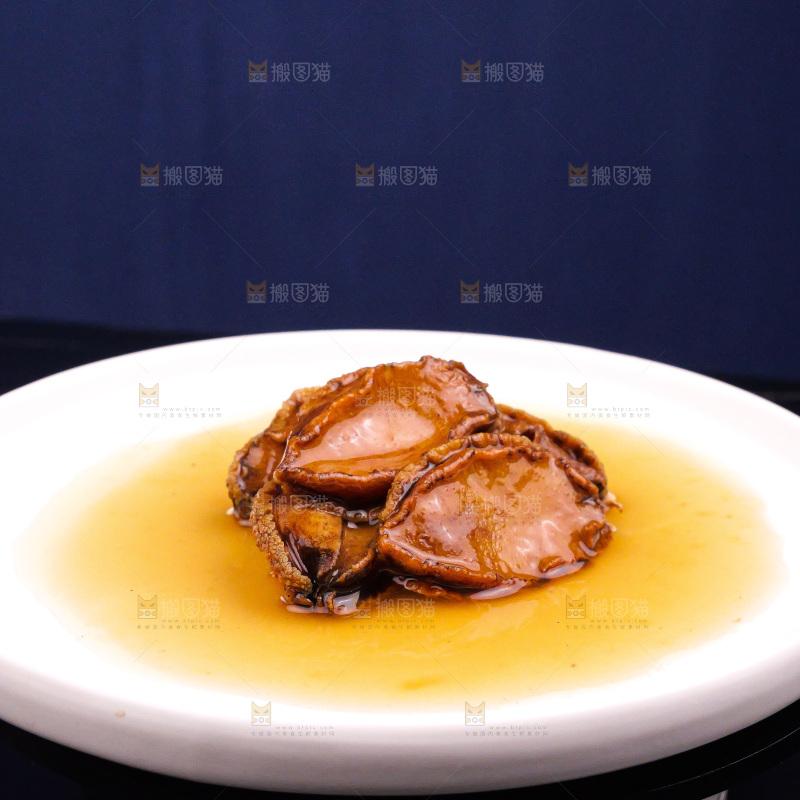 盘子里装的鲍鱼海参菜品
