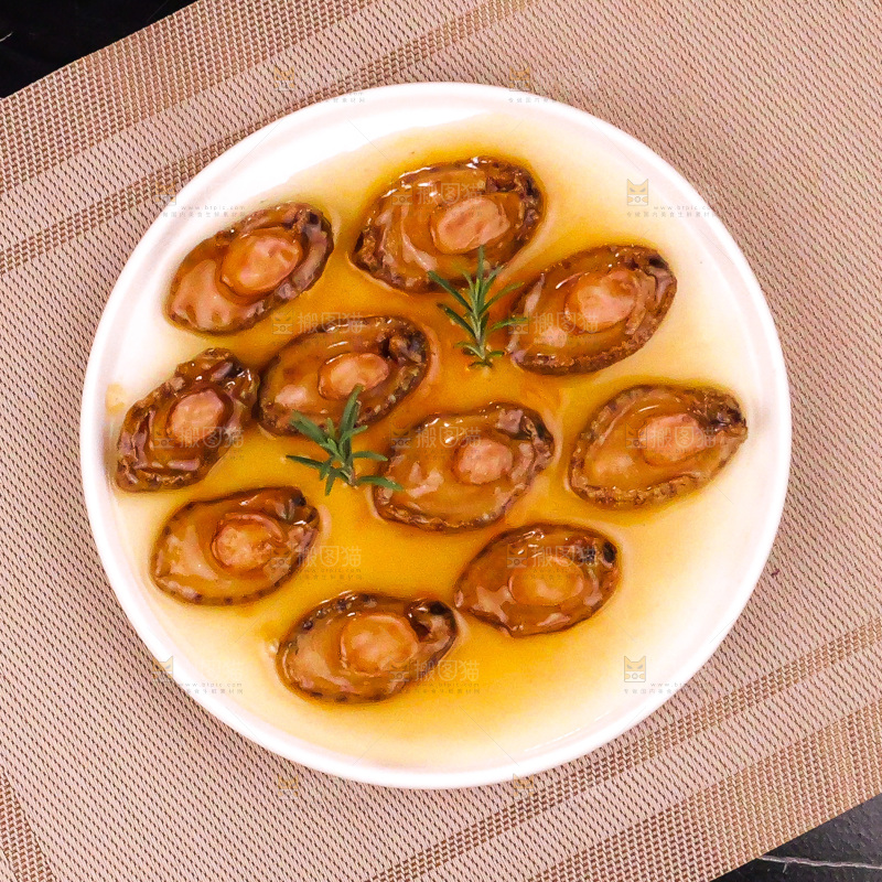 盘子里装的鲍鱼海参菜品