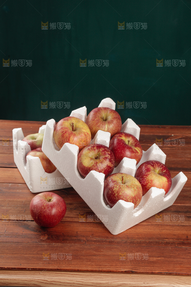 深底上的丑苹果