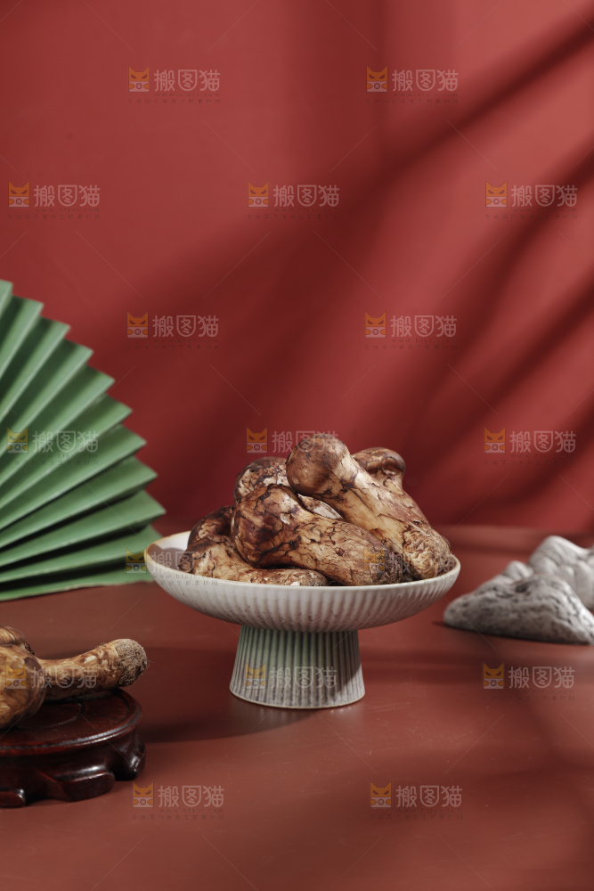深底上的松茸菇
