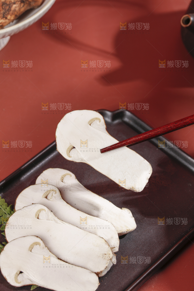 深底上的松茸菇