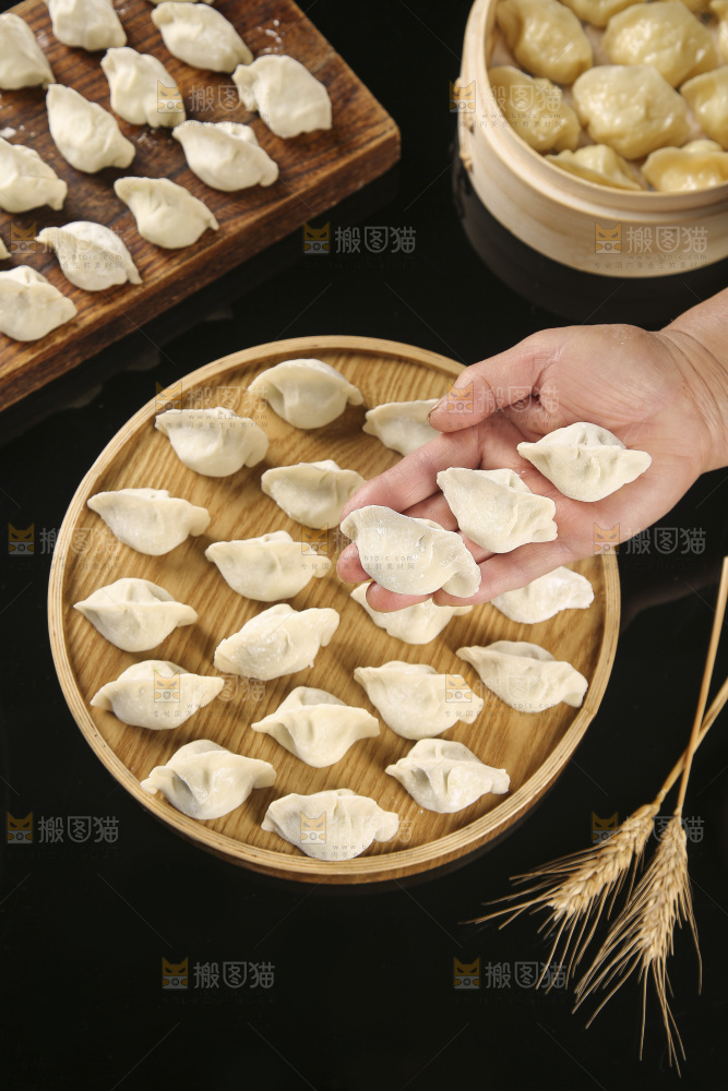 深底上的鲅鱼水饺