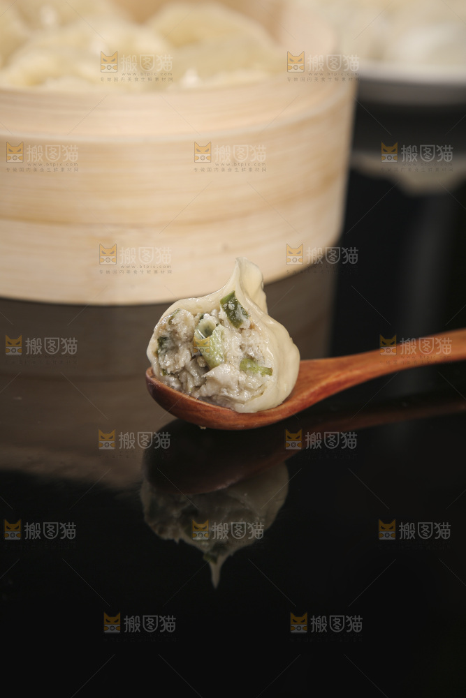 深底上的鲅鱼水饺