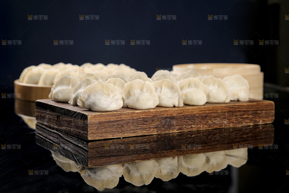 深底上的鲅鱼水饺