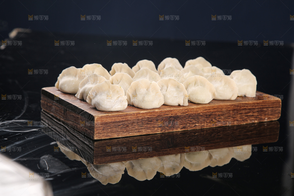 深底上的鲅鱼水饺