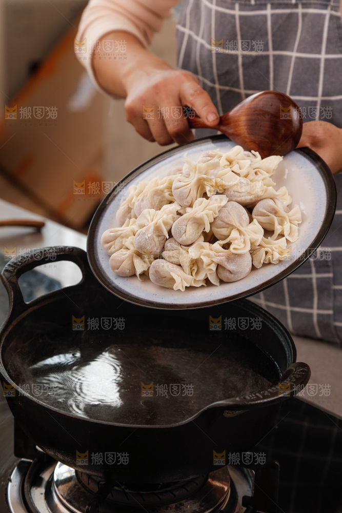 黑玻璃上的小金鱼馄饨