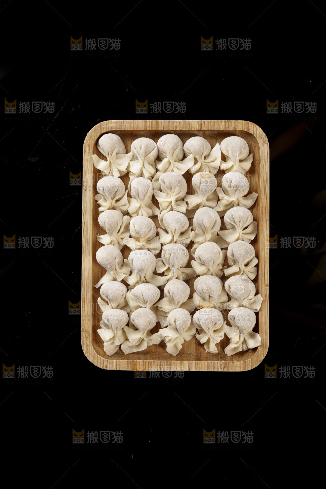 黑玻璃上的小金鱼馄饨
