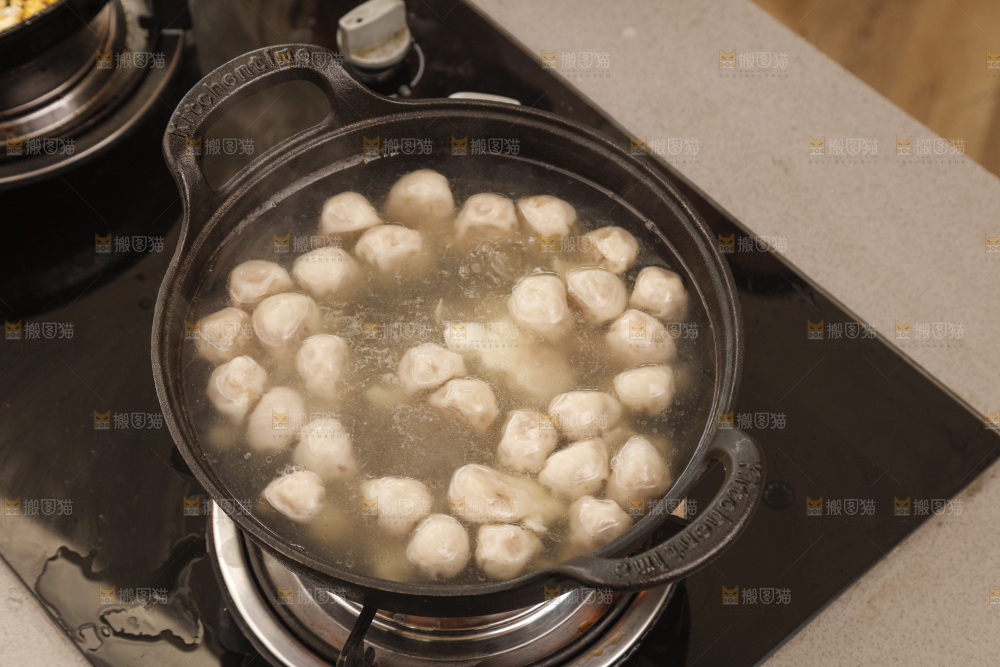 黑玻璃上的小金鱼馄饨