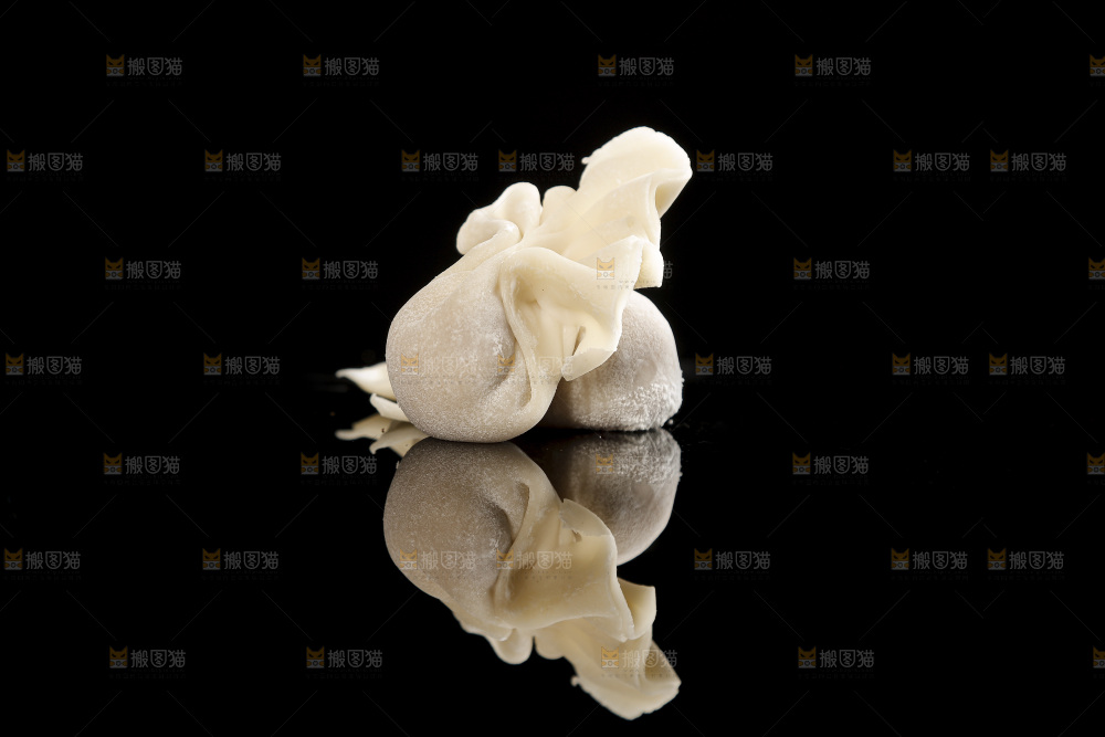 黑玻璃上的小金鱼馄饨