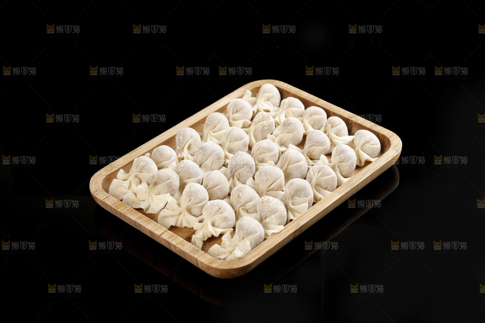 黑玻璃上的小金鱼馄饨