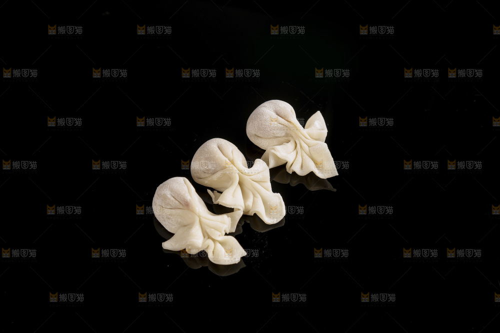 黑玻璃上的小金鱼馄饨