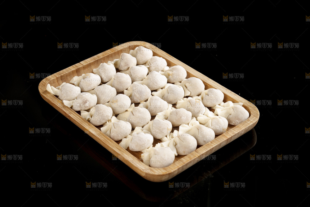 黑玻璃上的小金鱼馄饨