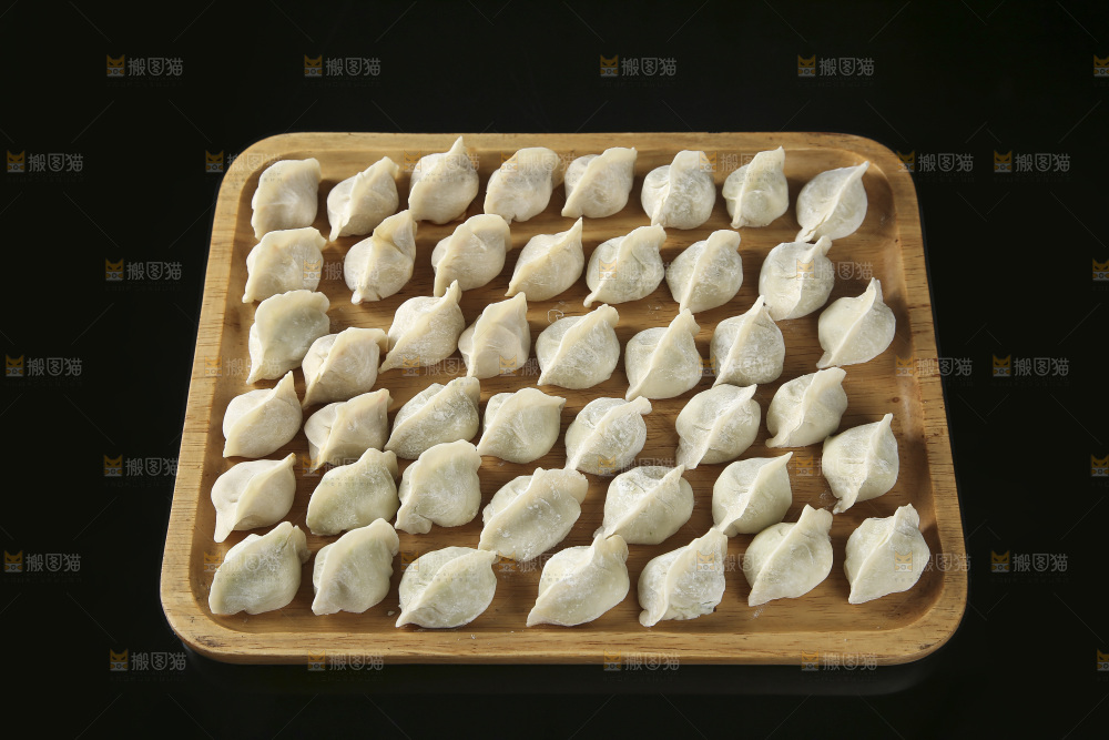 深底上的饺子