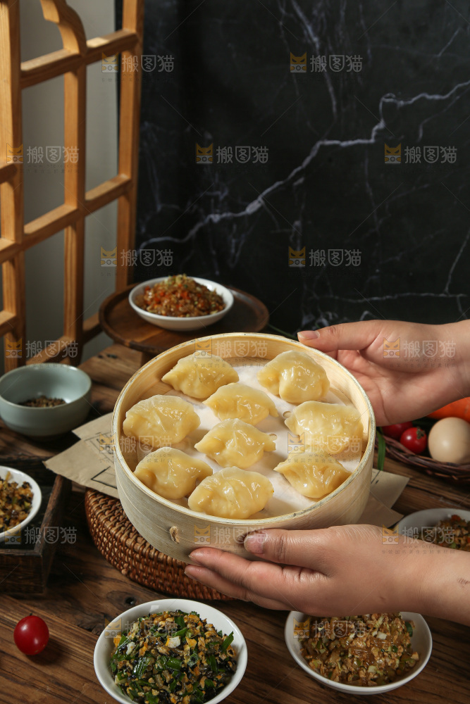 深底上的饺子