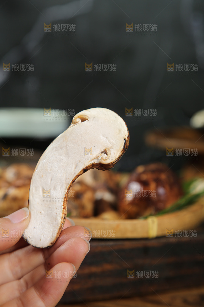 深底上的松茸菇