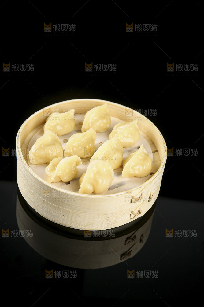 深底上的饺子