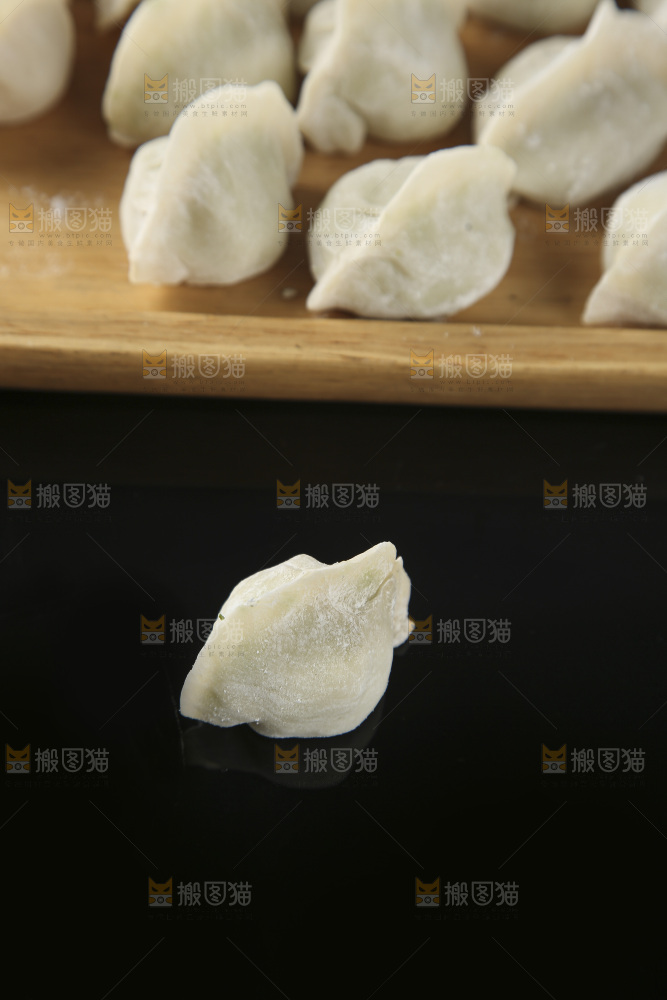 深底上的饺子