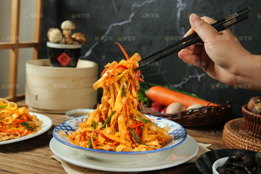 深底上的炒河粉