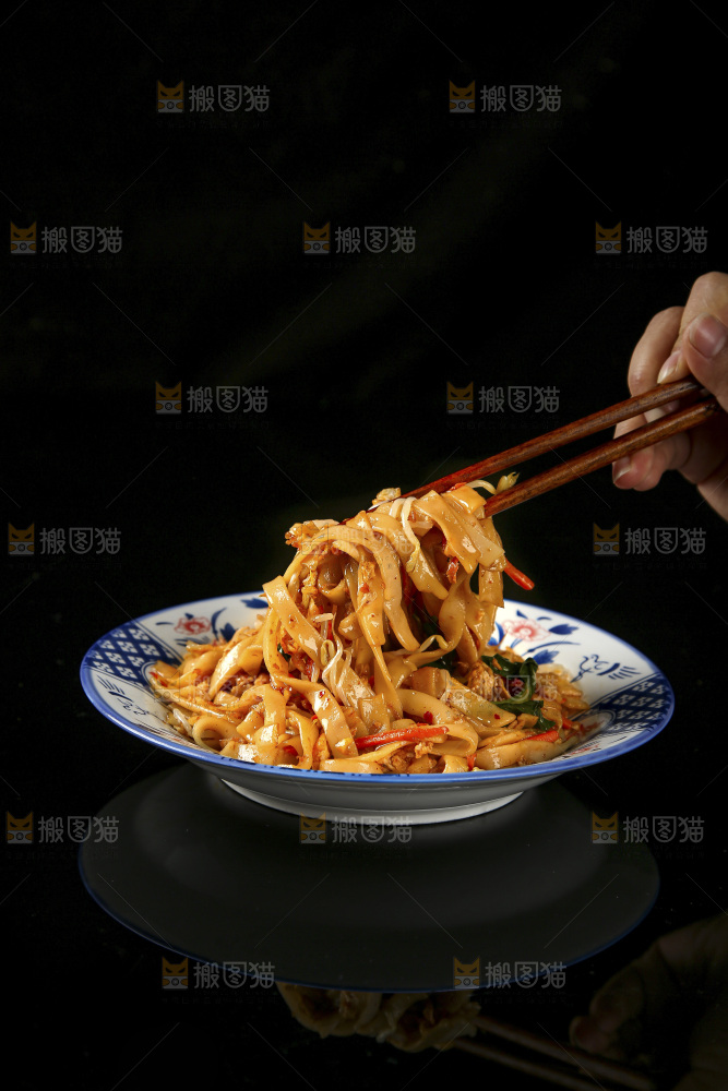 木底上的炒河粉
