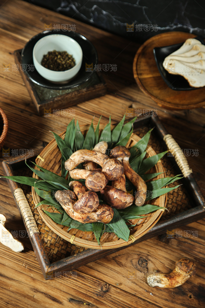 深底上的松茸菇