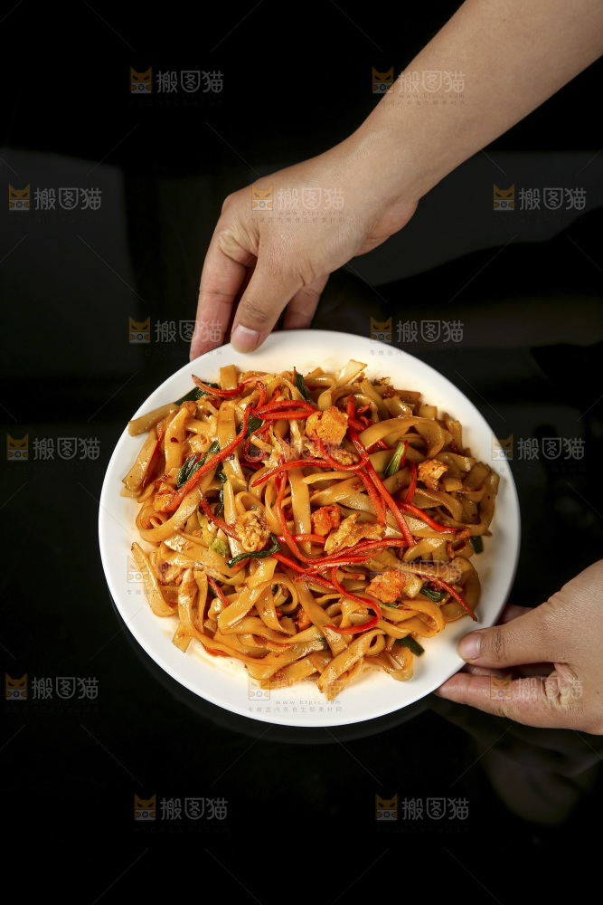 木底上的炒河粉