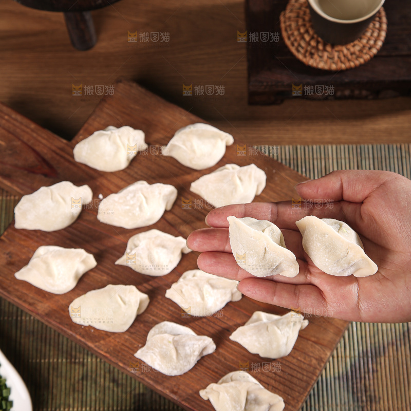 木底上的鲅鱼水饺